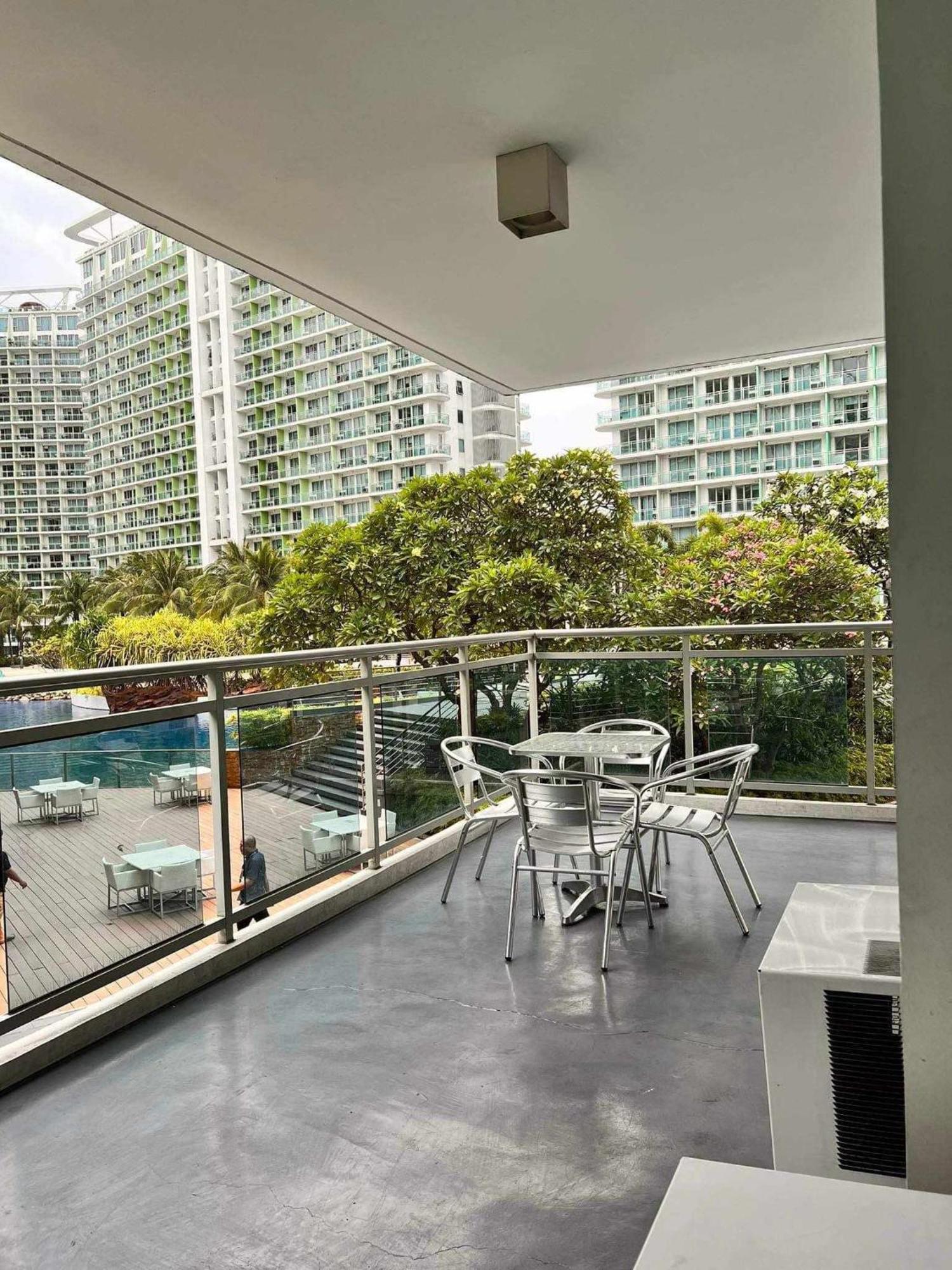 Beach Front Living In The Heart Of The City, Azure Residences 마닐라 외부 사진