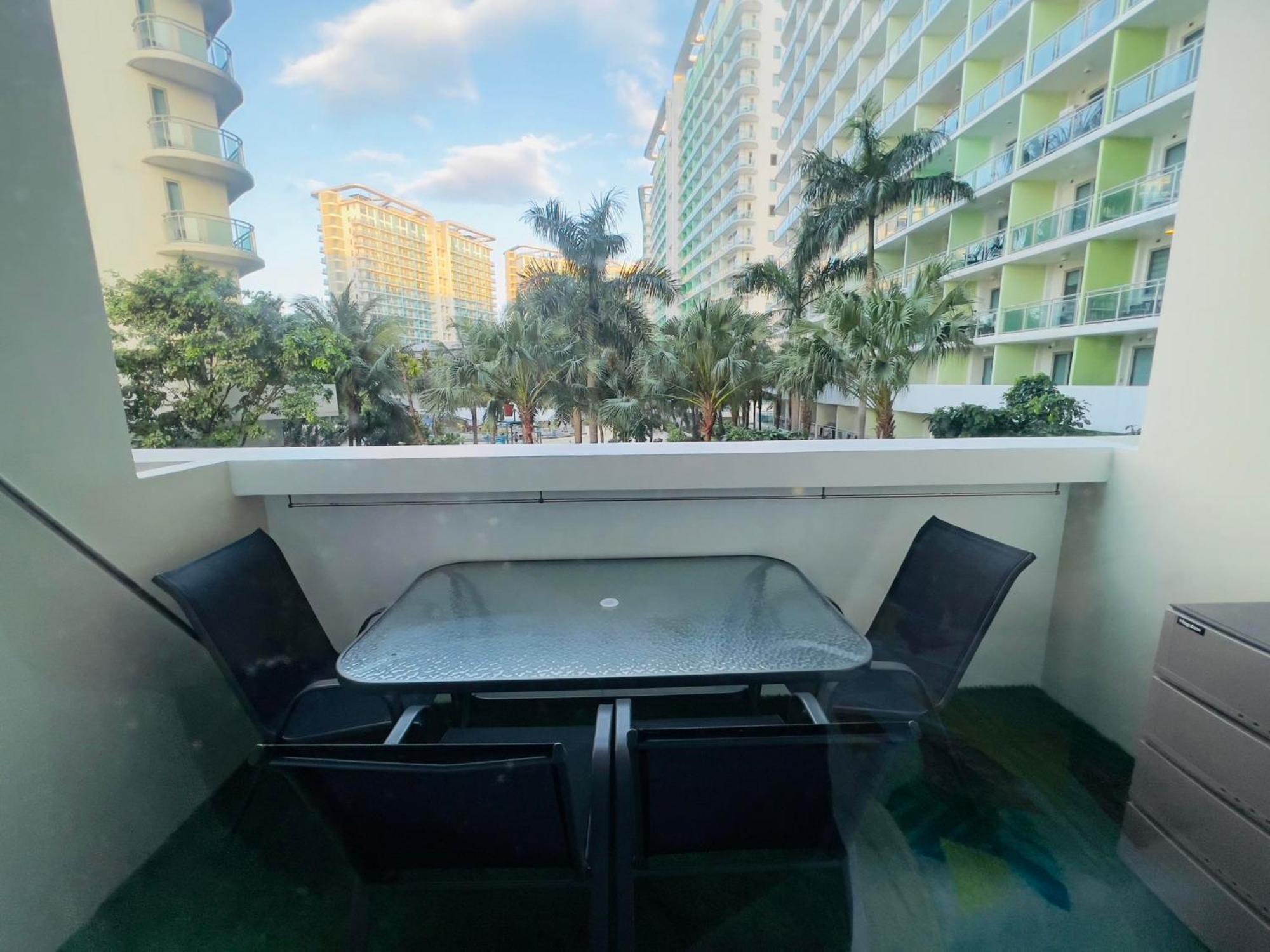 Beach Front Living In The Heart Of The City, Azure Residences 마닐라 객실 사진