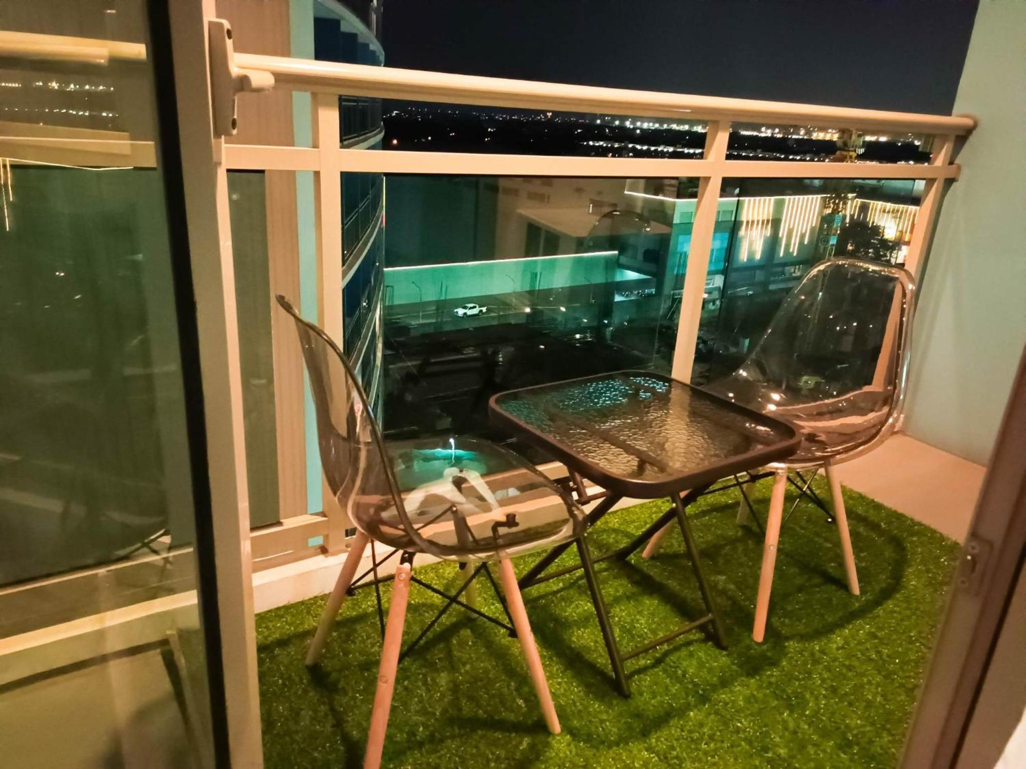 Beach Front Living In The Heart Of The City, Azure Residences 마닐라 외부 사진